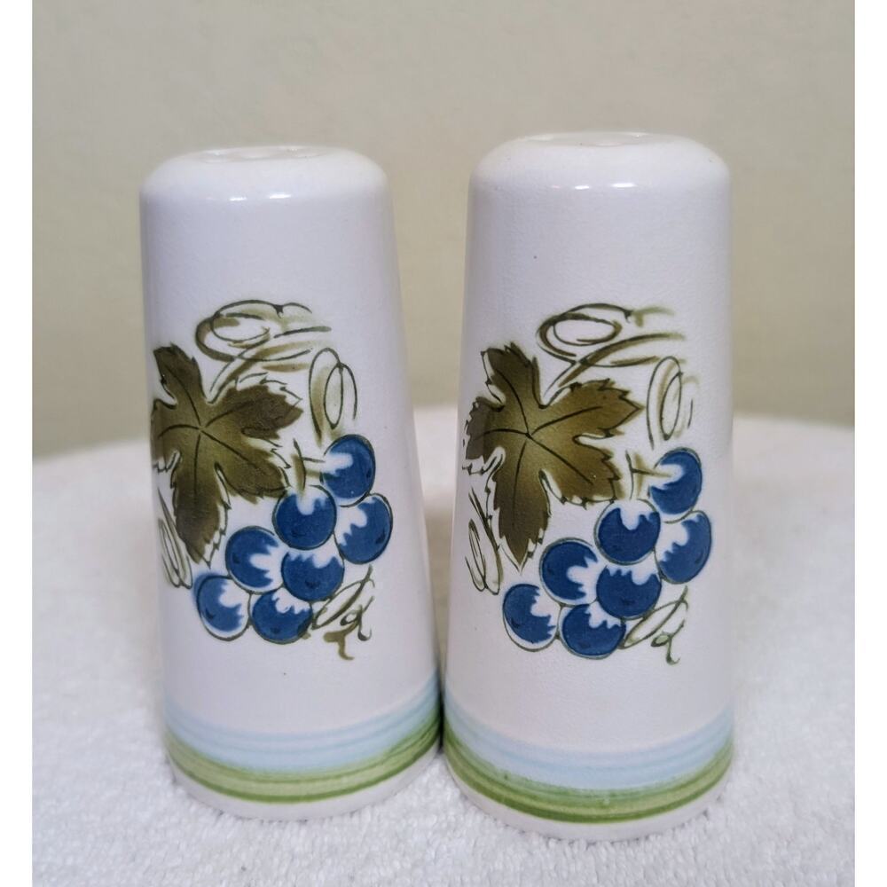 HARMONY HOUSE BLUE GRAPES Ironstone Cute Vintage Salt & Pepper Shaker Set